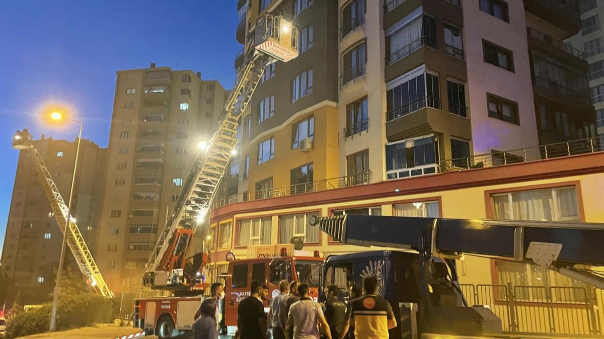14 katl apartmanda korkutan yangn! Vatandalar tahliye edildi
