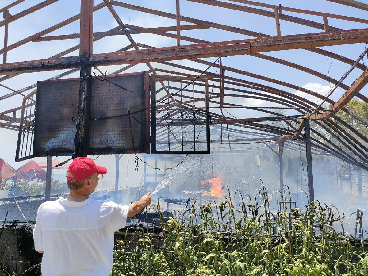 Antalya'da plaj i�letmesinde korkutan yang�n