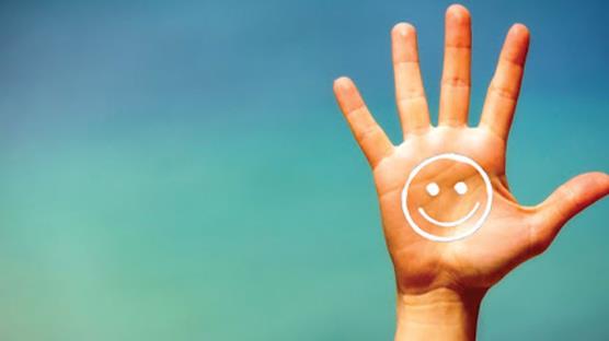 Güneş lekelerinden korunmak için düzenli güneş koruyucu kullanılmalı