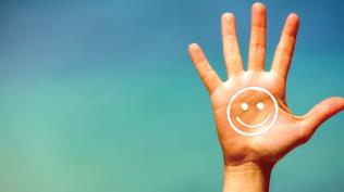 Güneş lekelerinden korunmak için düzenli güneş koruyucu kullanılmalı