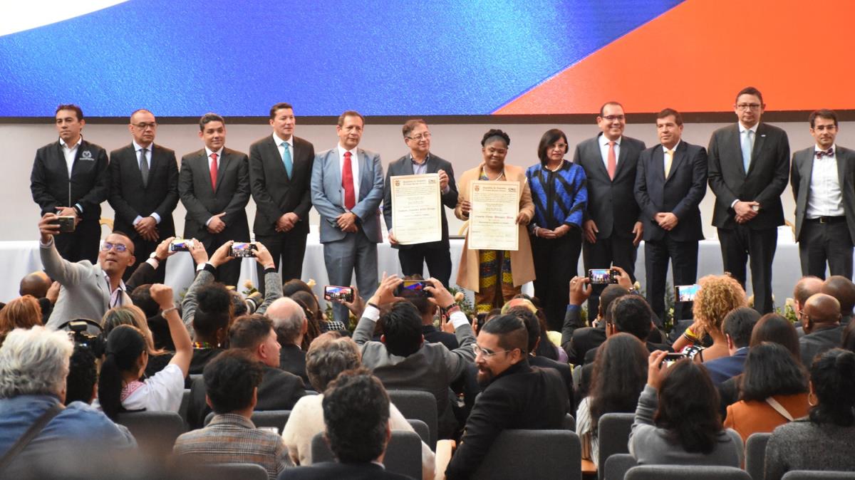 Kolombiya'nn yeni Cumhurbakan Petro, mazbatasn teslim ald