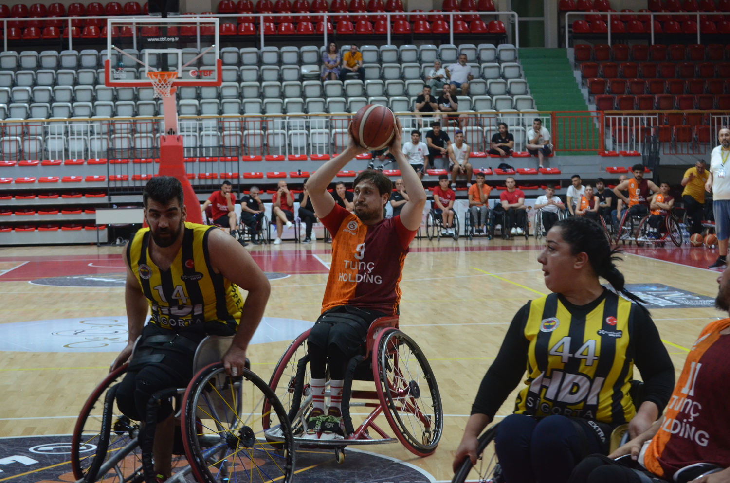 Galatasaray - Fenerbah�e serisinde ilk ma��n galibi belli oldu