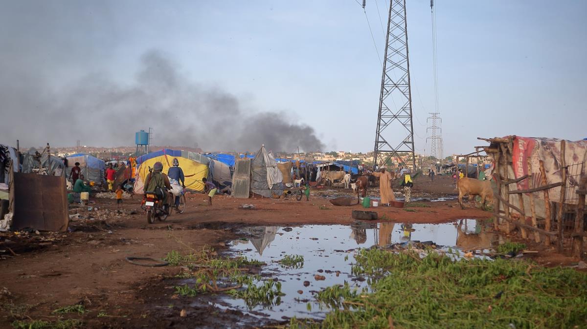 Mali'de terr binlerce insan i ge srklyor! Kamplar yardmlarla ayakta