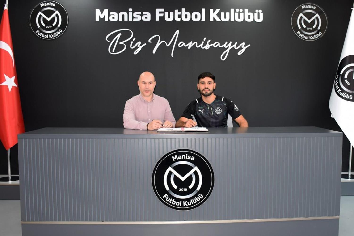 K�ln'�n sol beki, Manisa FK'ya transfer oldu