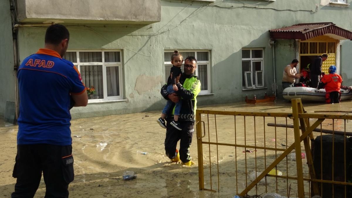 Zonguldak'ta saanak nedeniyle baz ev ve i yerlerini su bast