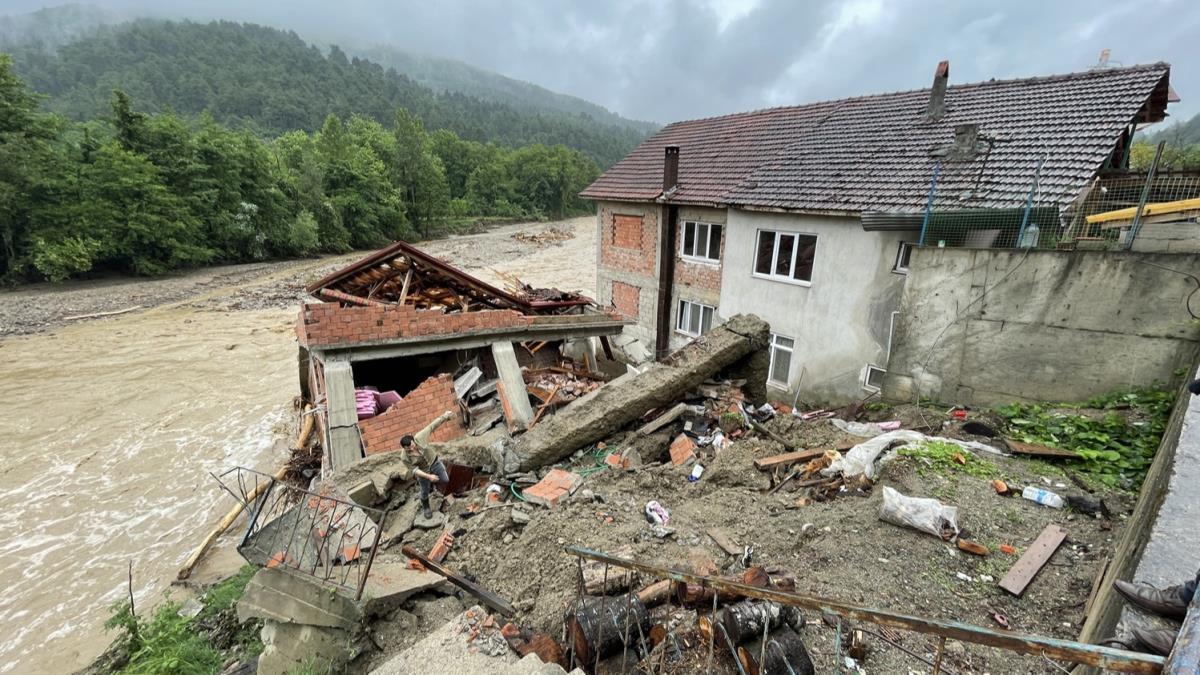 Karabk'te saanak nedeniyle bir ev ykld, bir bina hasar grd 