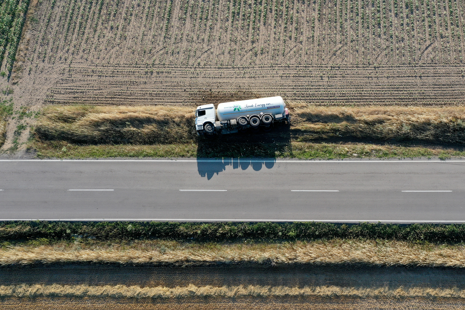 Edirne'de devrilen LPG y�kl� tanker nedeniyle il�e yolu ula��ma kapand�
