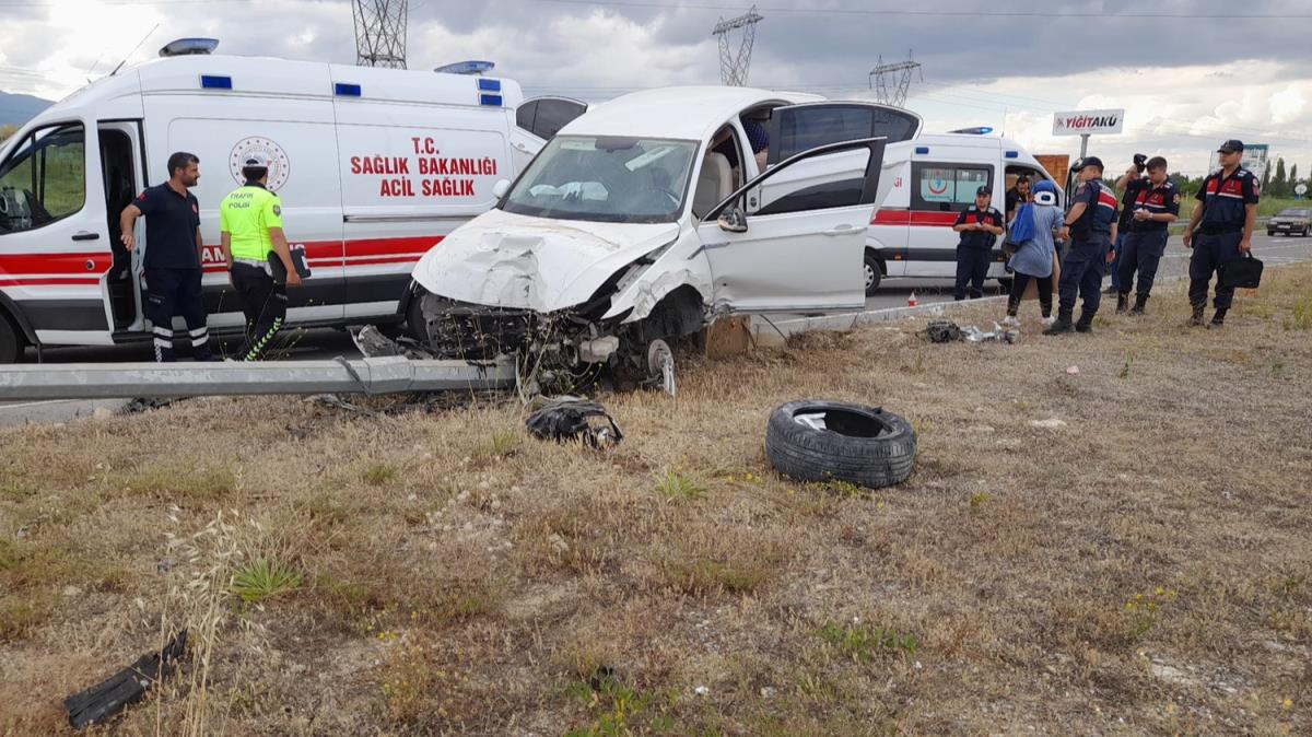 Konya'da lastii patlayan otomobilin diree arpmas sonucu 6 kii yaraland 