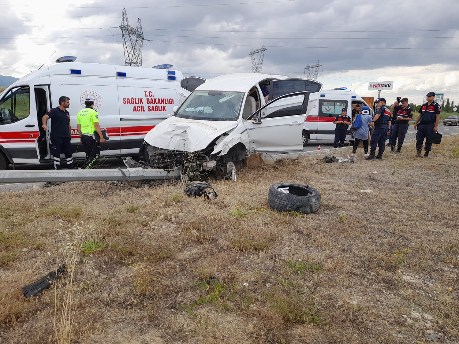Konya'da lastii patlayan otomobilin diree arpmas sonucu 6 kii yaraland