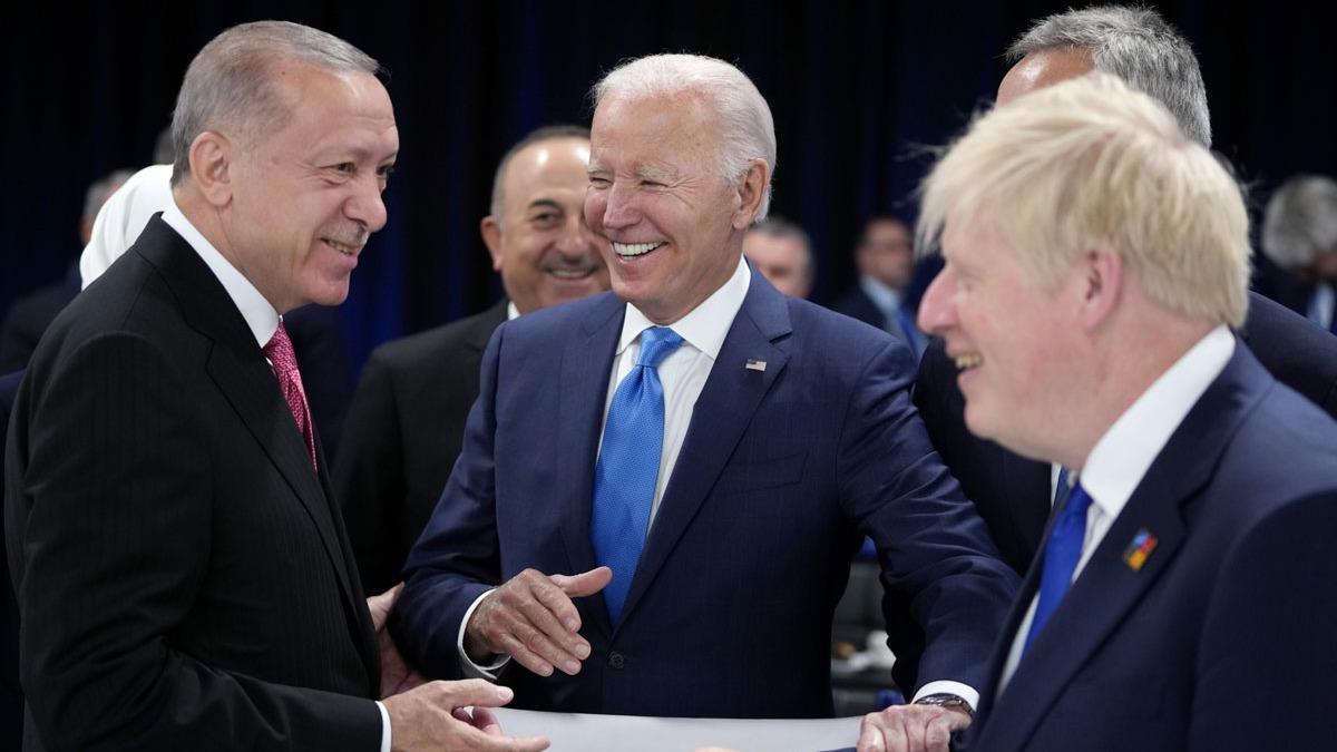 NATO Zirvesi'nde samimi sohbet! Johnson'n Trke szleri liderleri kahkahaya bodu