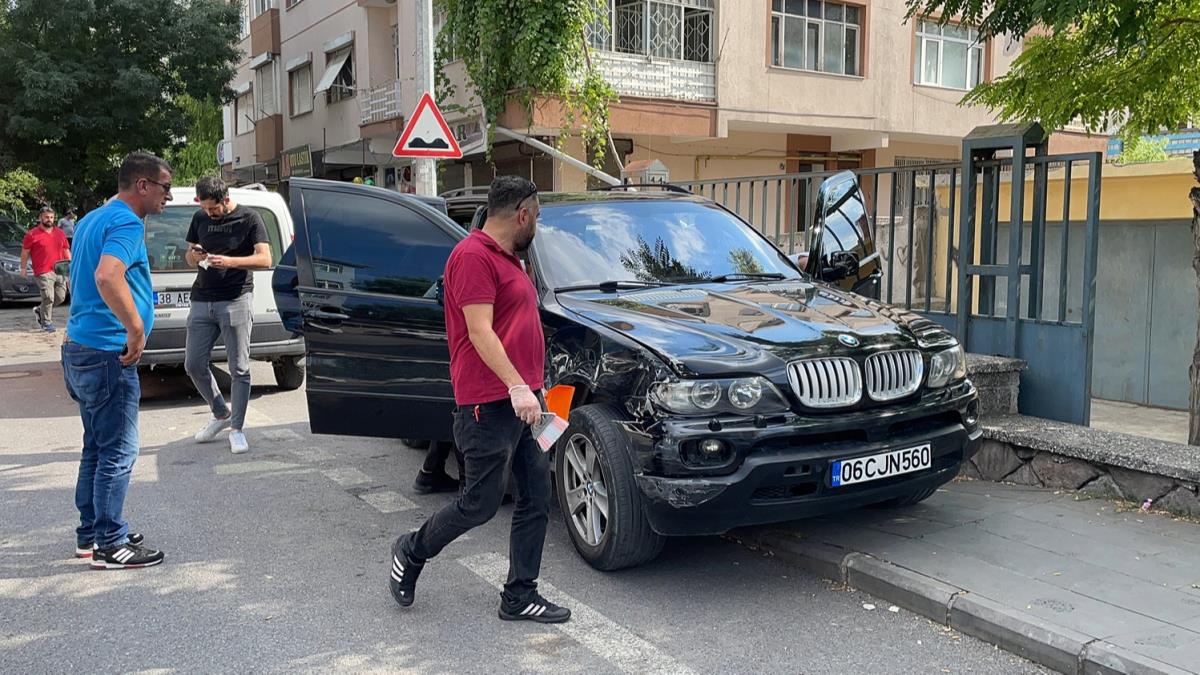 'Dur' ihtarna uymad, park halindeki otomobillere arpt