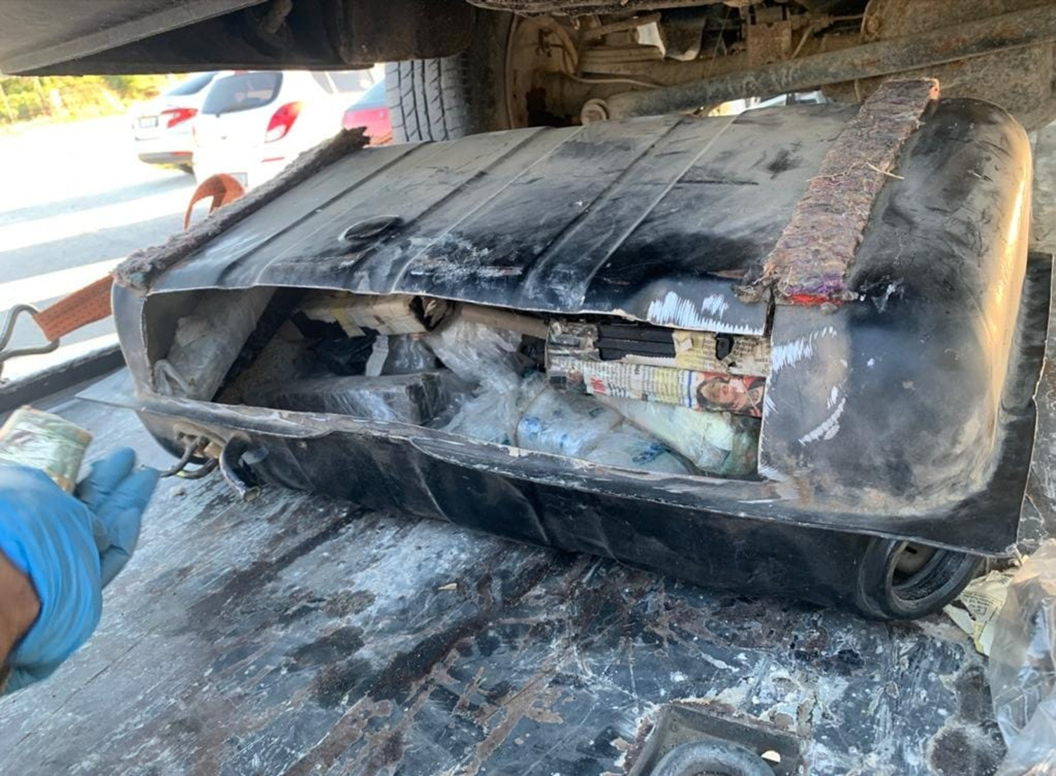 11 ruhsats�z tabanca arac�n yak�t deposundan ��kt�