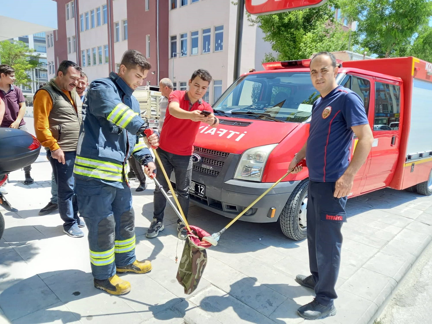 1.5 metrelik y�lan apartman�n su borusuna girdi