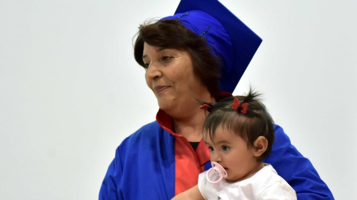 52 yandaki babaanne niversiteyi birincilikle bitirip, mezuniyet belgesini 9 aylk torunuyla ald