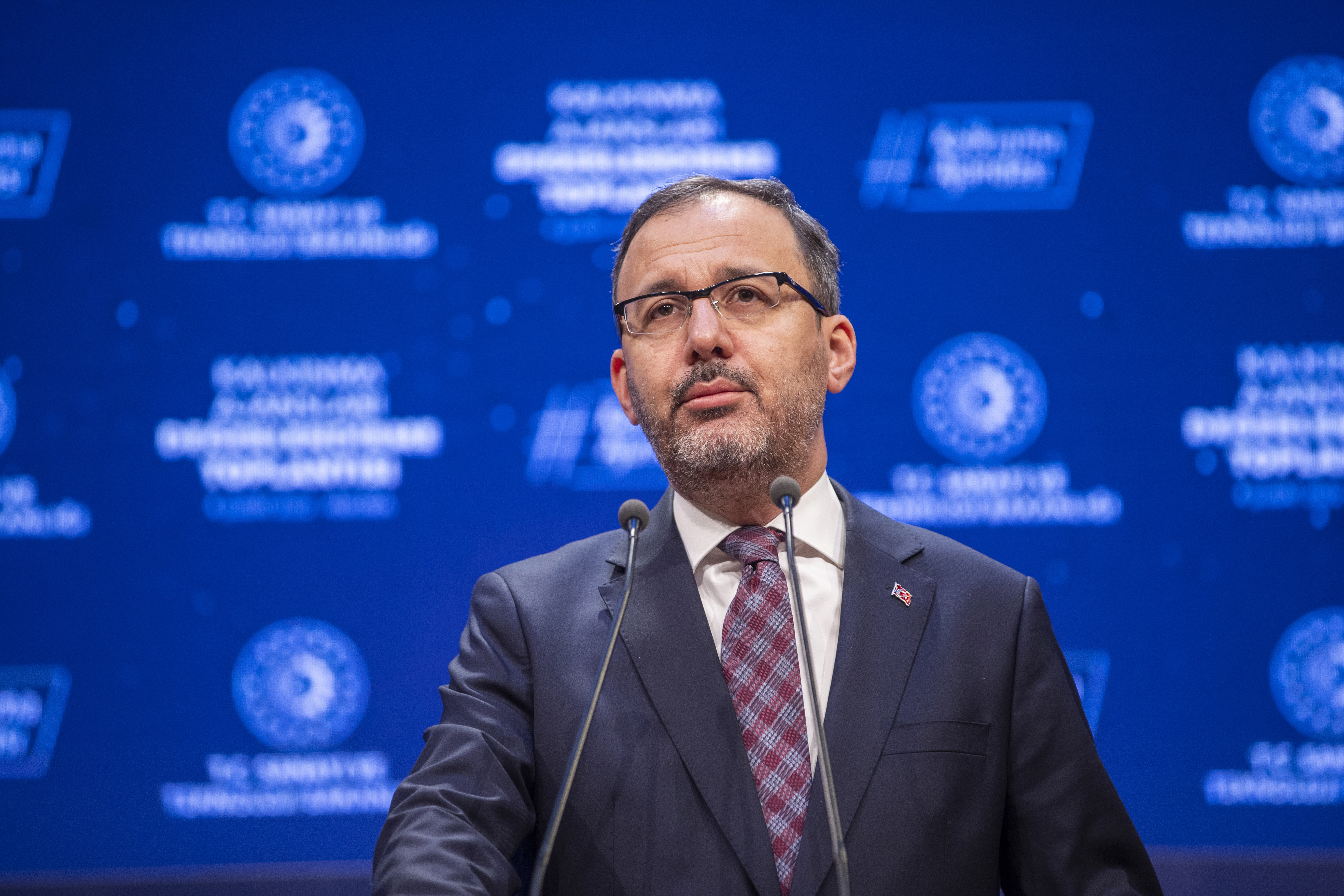 Bakan Kasapo�lu, Ba�pehlivan Cengizhan �im�ek'i tebrik etti