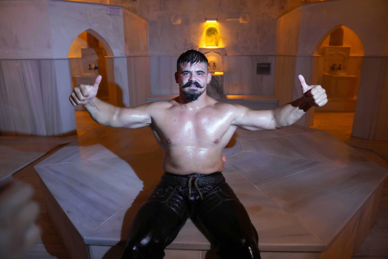 Ba�pehlivan Cengizhan �im�ek hamam gelene�ini s�rd�rd�