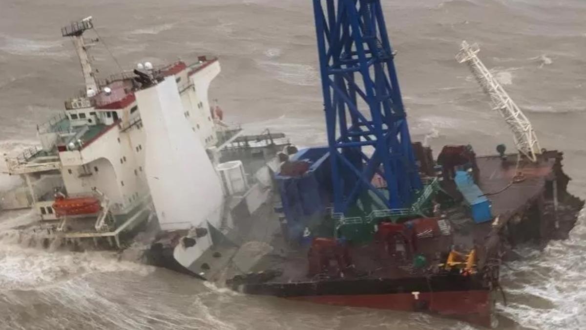 Hong Kong'da ortadan ikiye blnen gemi iin kurtarma almalar sryor: 27 kii kayp