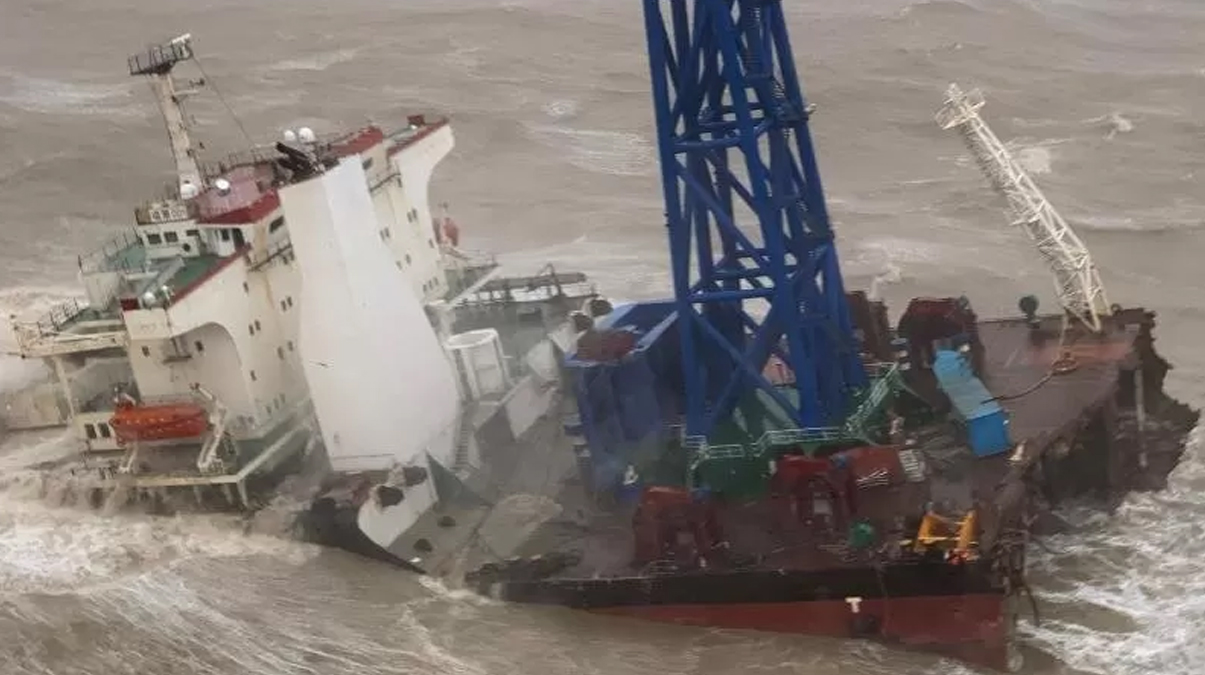 Hong Kong'da ortadan ikiye blnen gemi iin kurtarma almalar sryor: 27 kii kayp