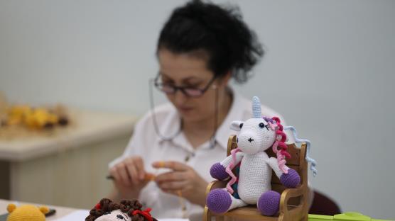 Kadınlar örüyor, dünyaya satılıyor