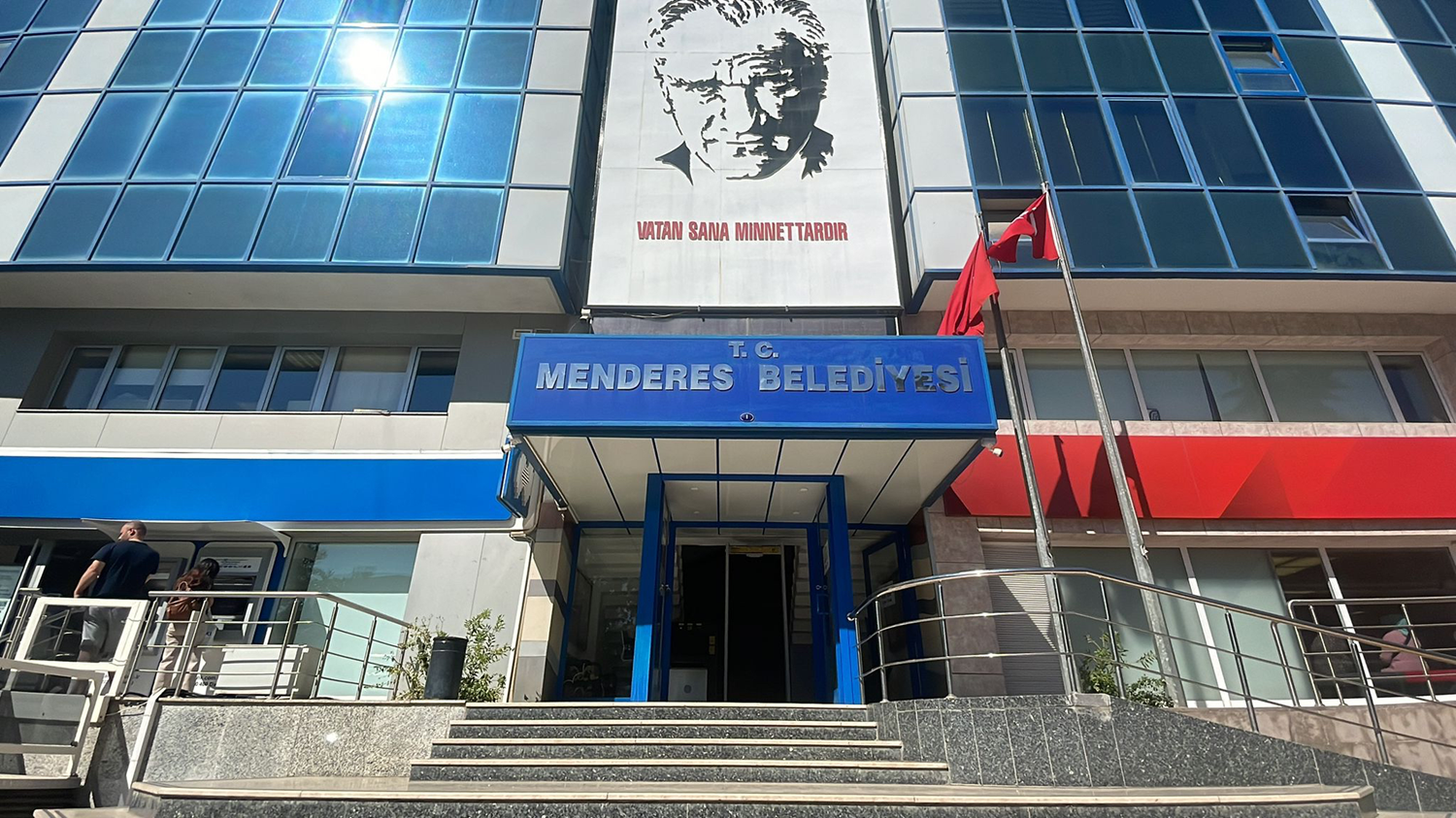 Menderes Belediyesi'ne yolsuzluk operasyonu