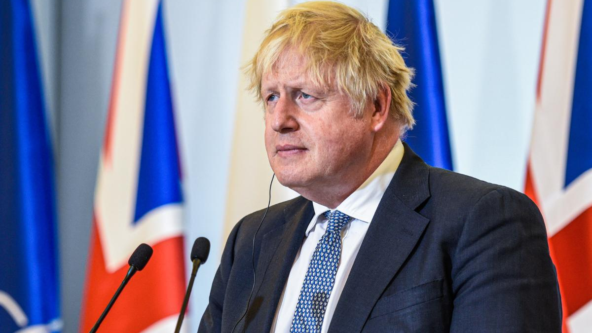 �ki kilit bakan�n istifas� Johnson'a b�y�k darbe vurdu