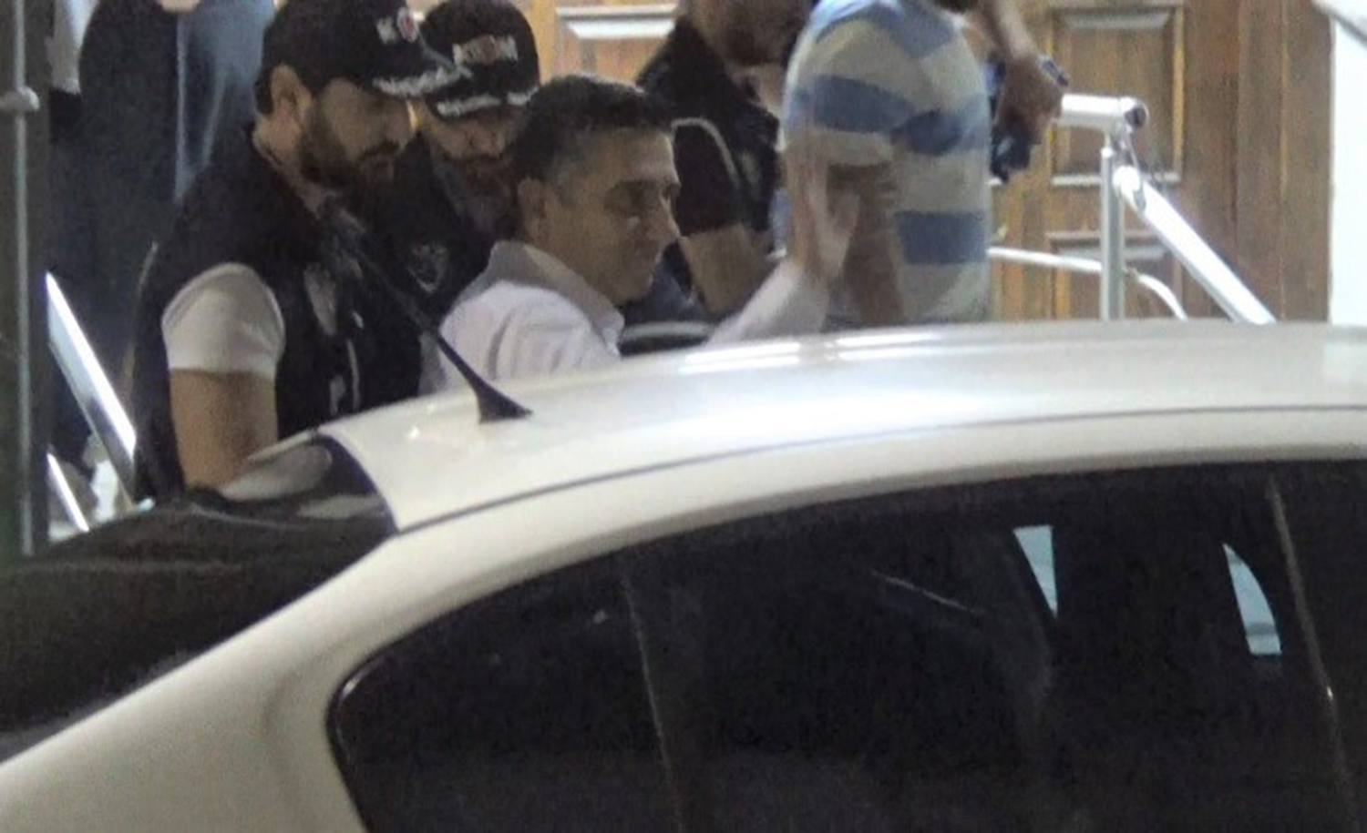 Menderes Belediye Ba�kan� Kayalar adli kontrol �art�yla serbest kald�