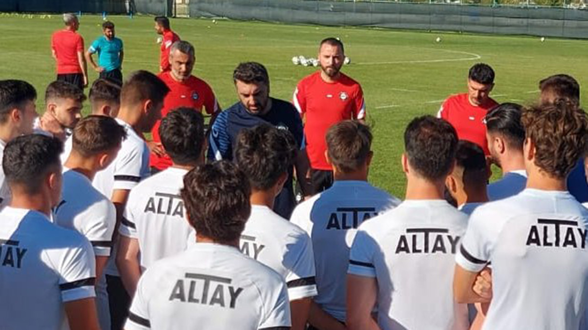 Altay 4 futbolcuyla anla�mak �zere