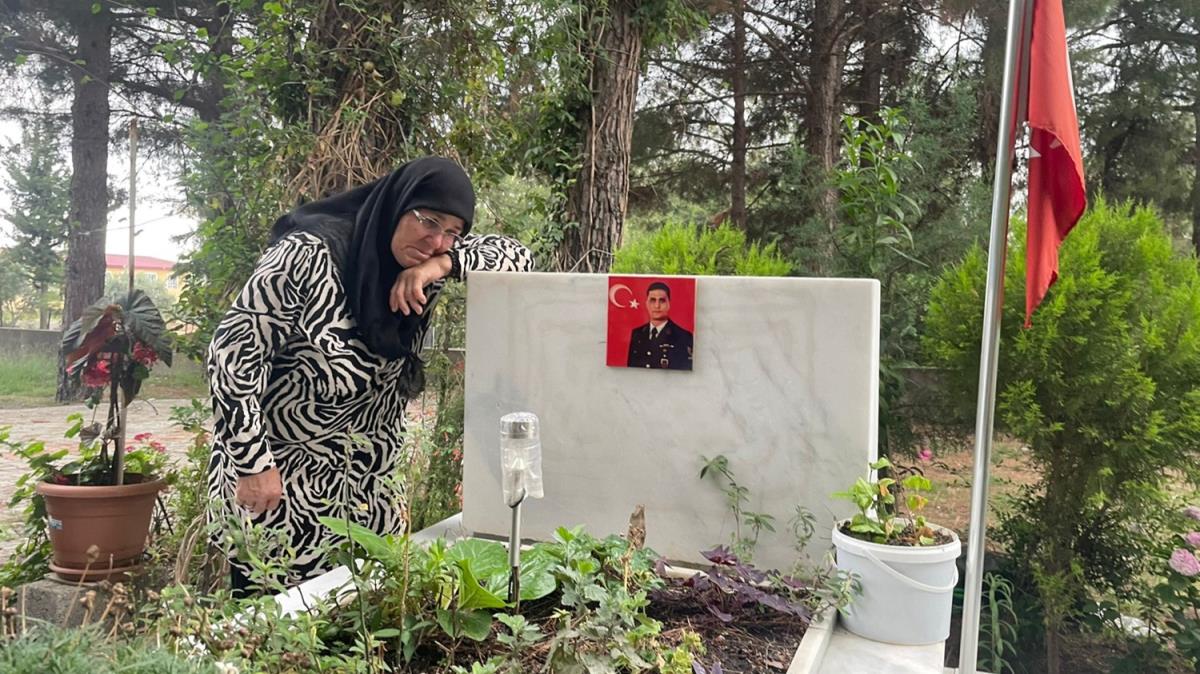 Eren Blbl' korurken ehit den Gedik'in annesi, olunun mezarn ziyaret etti