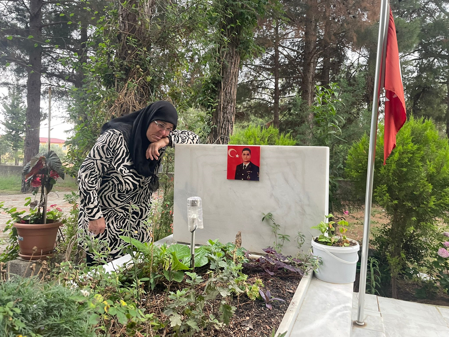 Eren B�lb�l'� korurken �ehit d��en Gedik'in annesi, o�lunun mezar�n� ziyaret etti