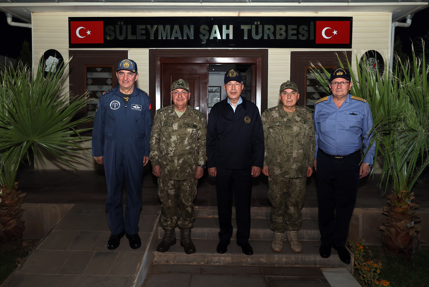 Bakan Akar ve TSK komuta kademesi, S�leyman �ah T�rbesi'ni ziyaret etti