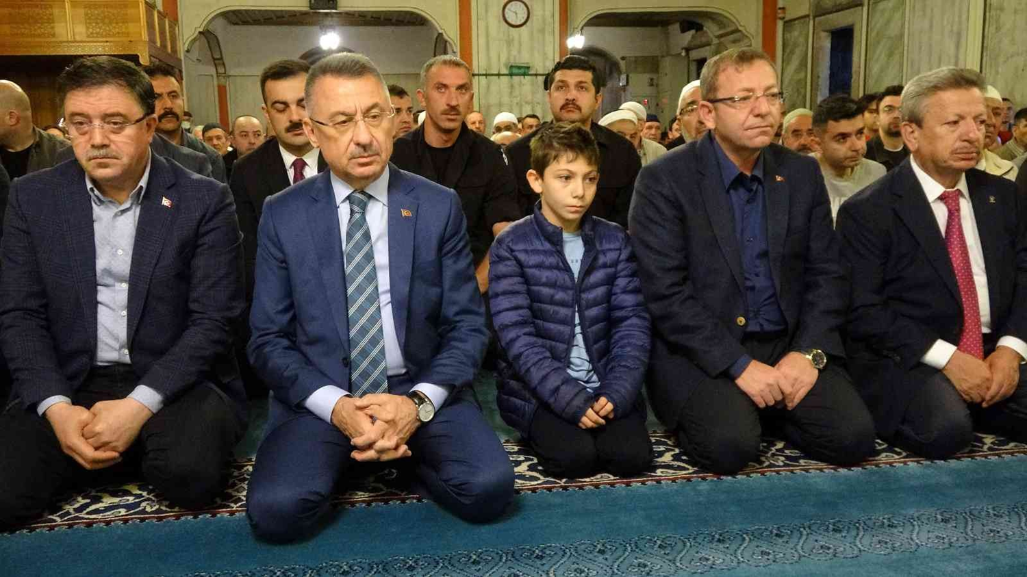 Cumhurba�kan� Yard�mc�s� Oktay, Bayram namaz�n� baba oca�� Yozgat'ta eda etti