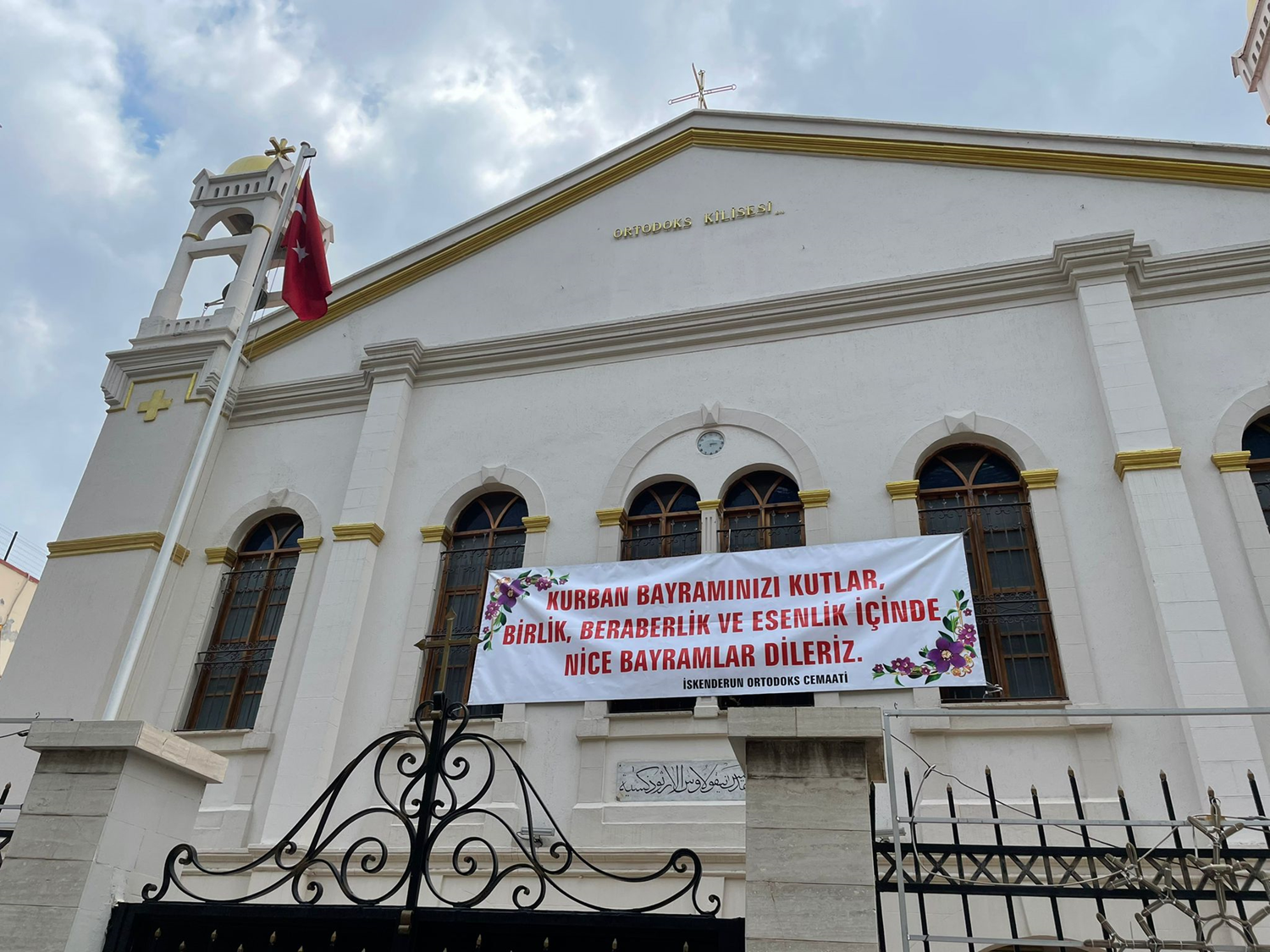 Hristiyanlar, ast�klar� pankartla M�sl�manlar�n Kurban Bayram�'n� kutlad�