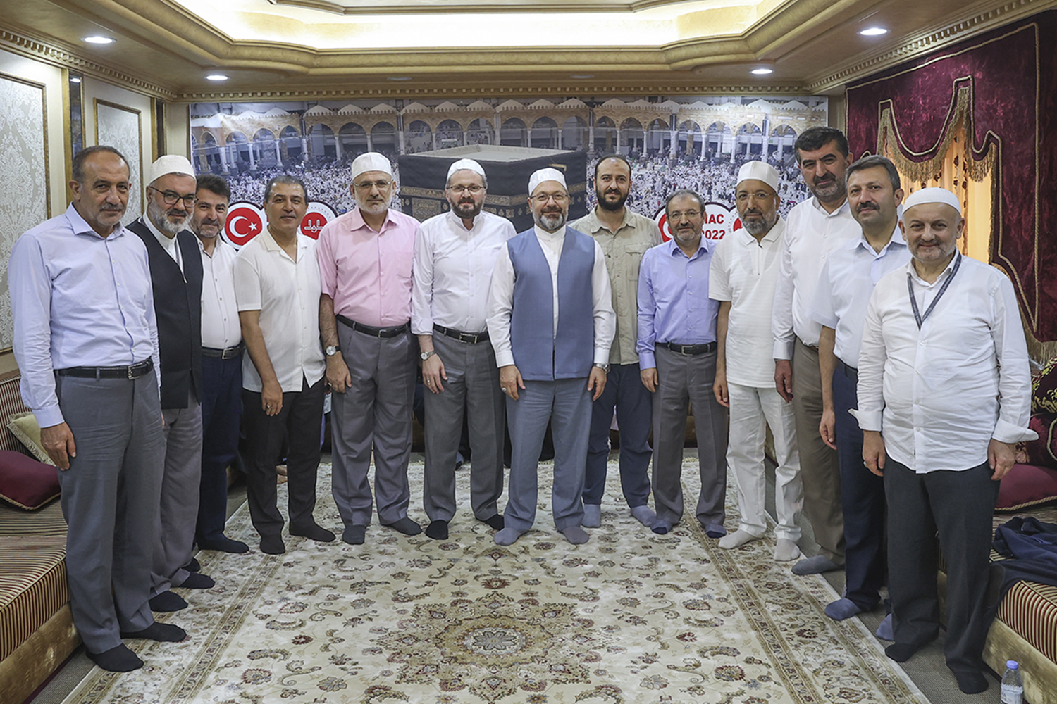 Diyanet ��leri Ba�kan� Erba�, hac organizasyonunda g�revli personelle bayramla�t�