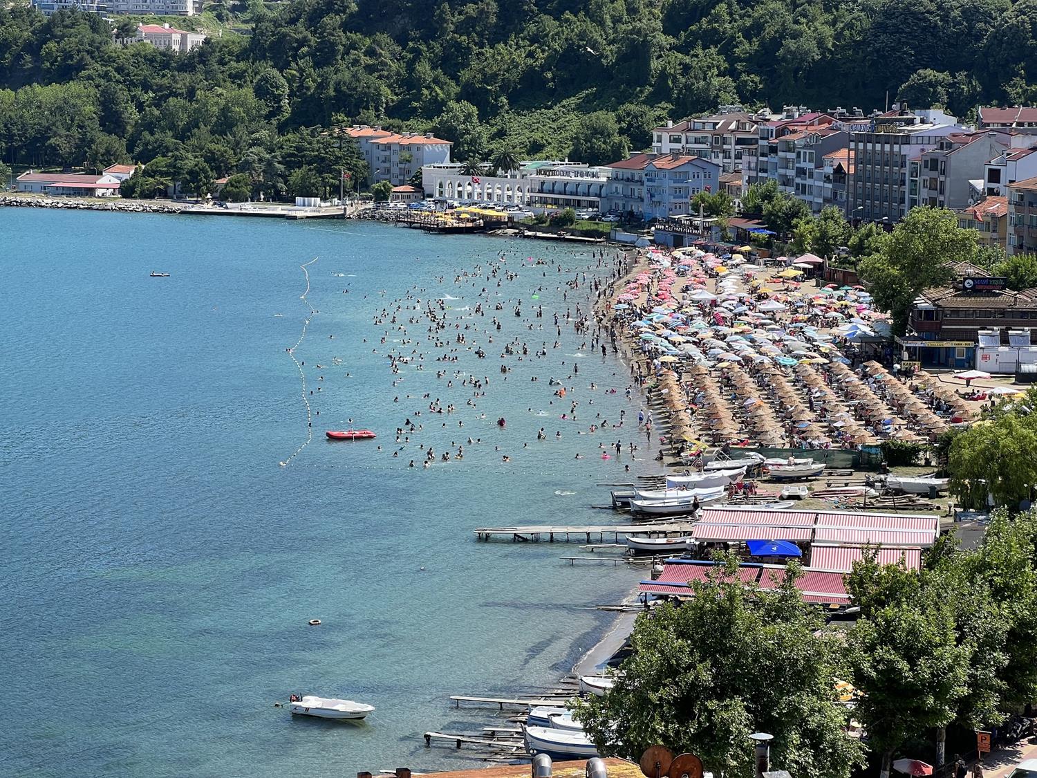 Amasra'da plajlarda �emsiye a�acak yer kalmad�: Tarihi kalabal�k ya��yoruz