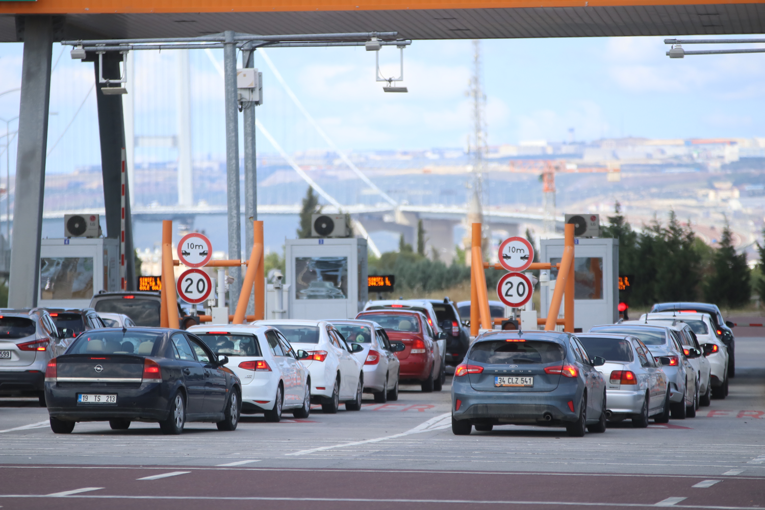 Osmangazi K�pr�s�'nde bayram�n son g�n�nde d�n�� hareketlili�i