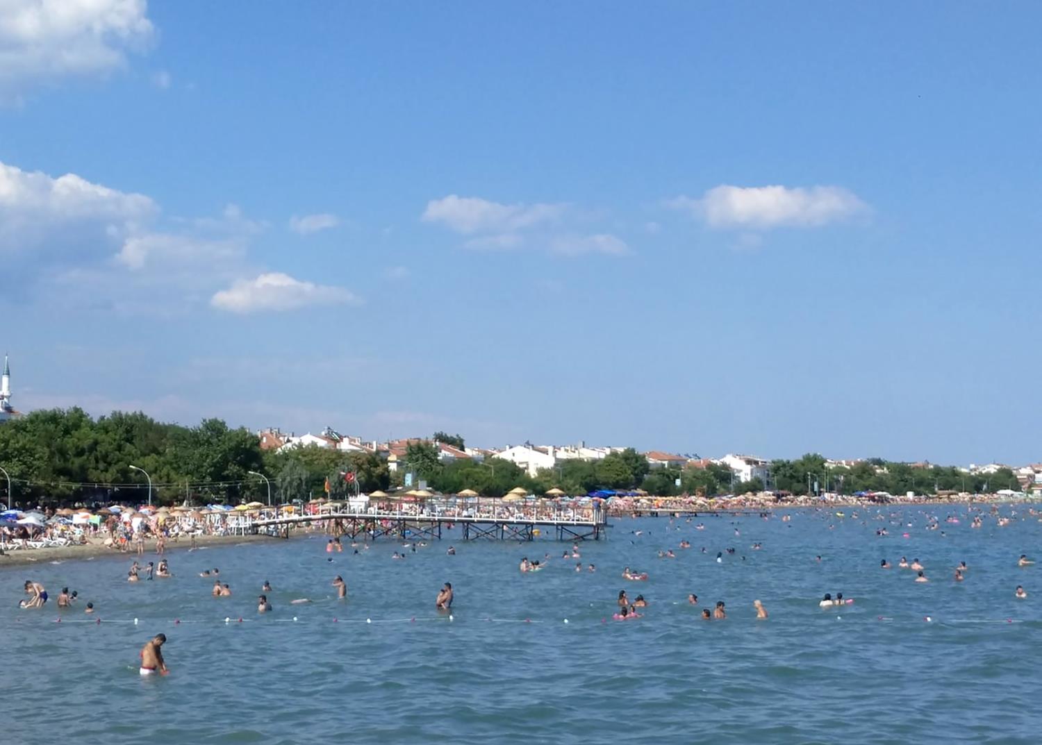 �ark�y sahilinde 'bayram' yo�unlu�u: 50 binlik n�fus 400 bini ge�ti