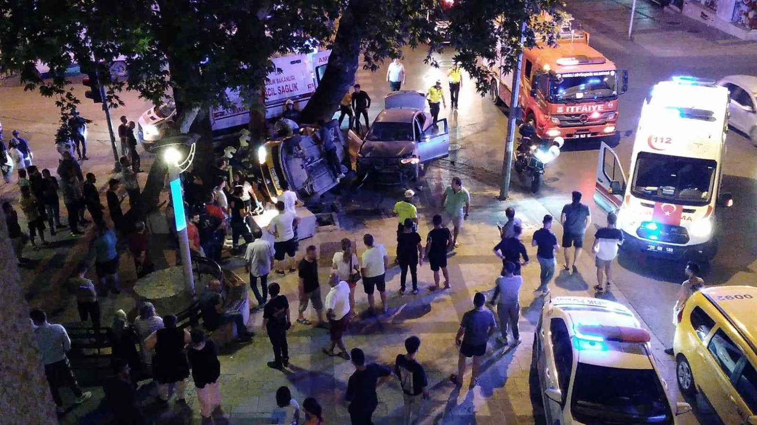 Denizli'de 2 otomobil kav�akta �arp��t�