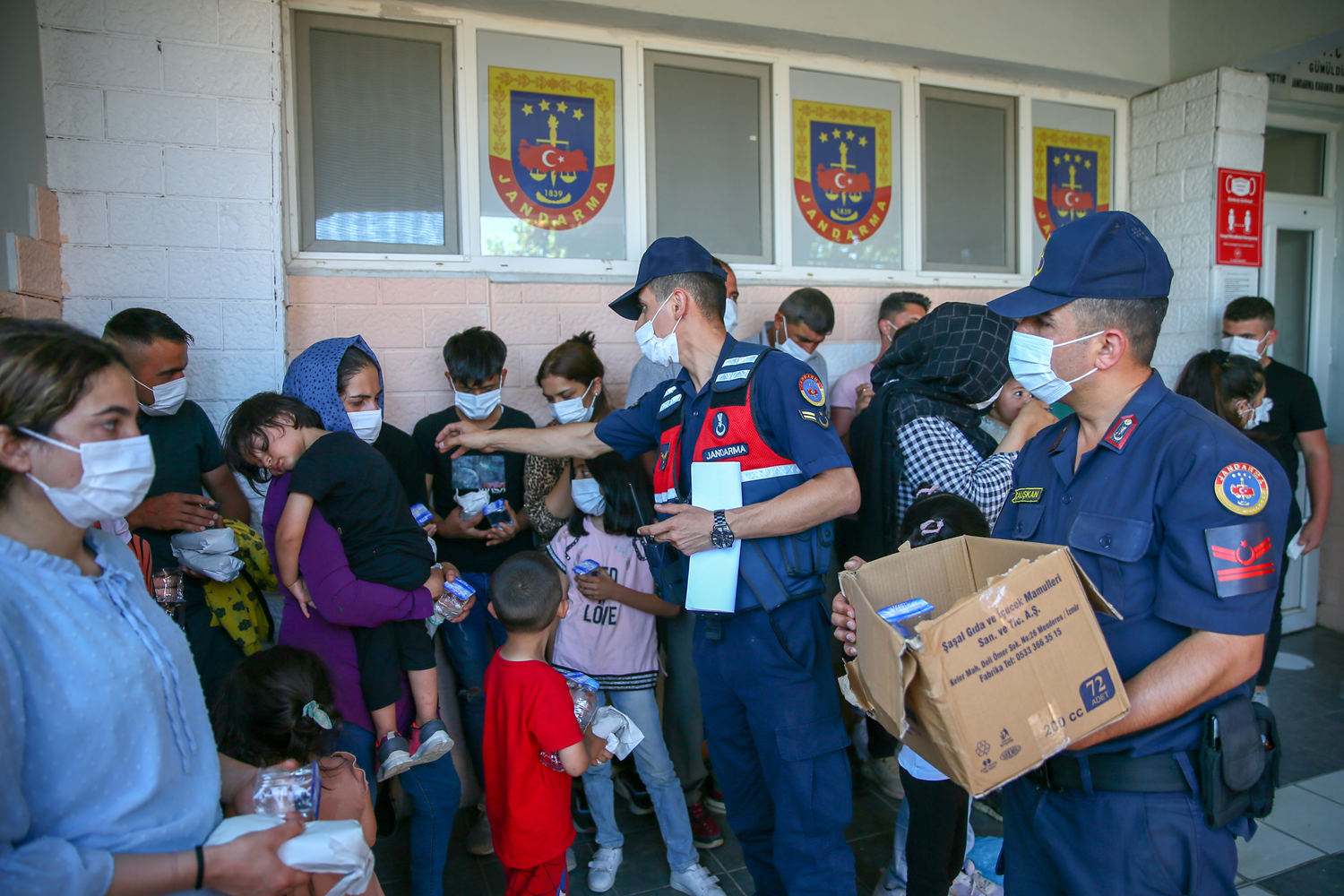 Menderes'te 143 d�zensiz g��men ve 2 organizat�r yakaland�