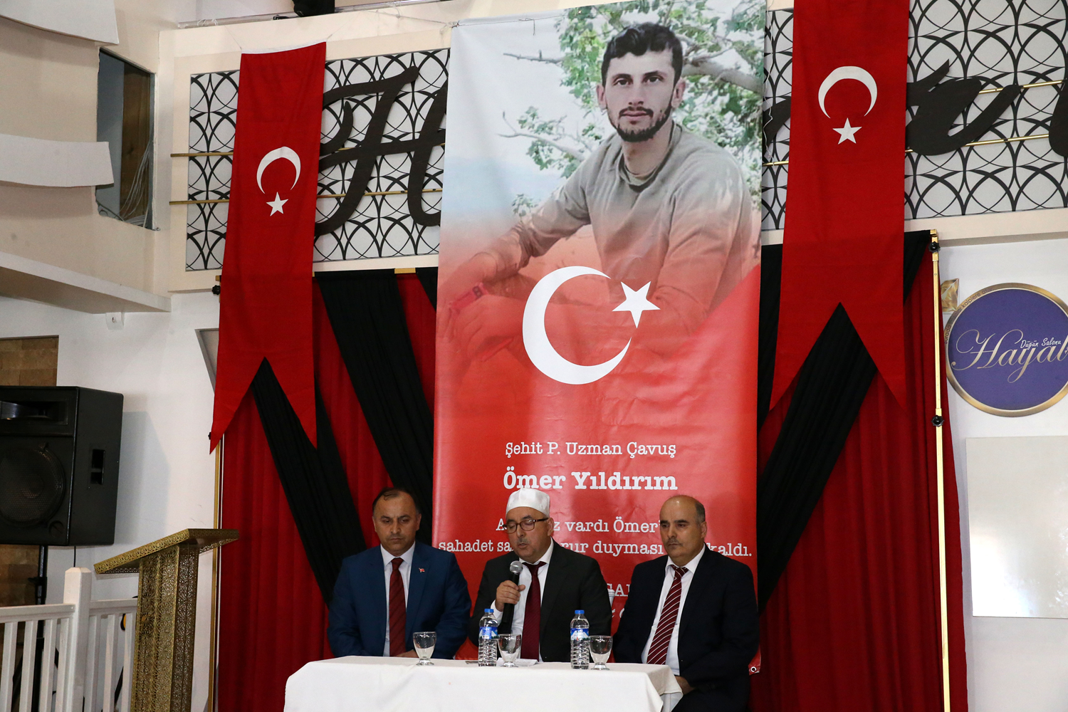 �ehidin d���n� olacakt�... �ehit e�i o salonda mevlit okuttu