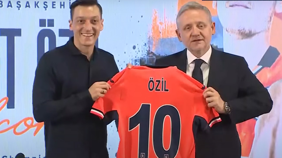 Mesut �zil imzay� att�