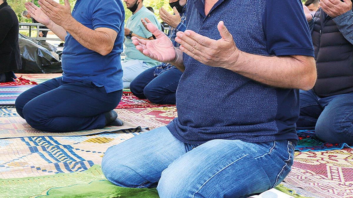 Portekiz'de cuma namaz iin le aras saatini deitirmek isteyen alan iten kardlar