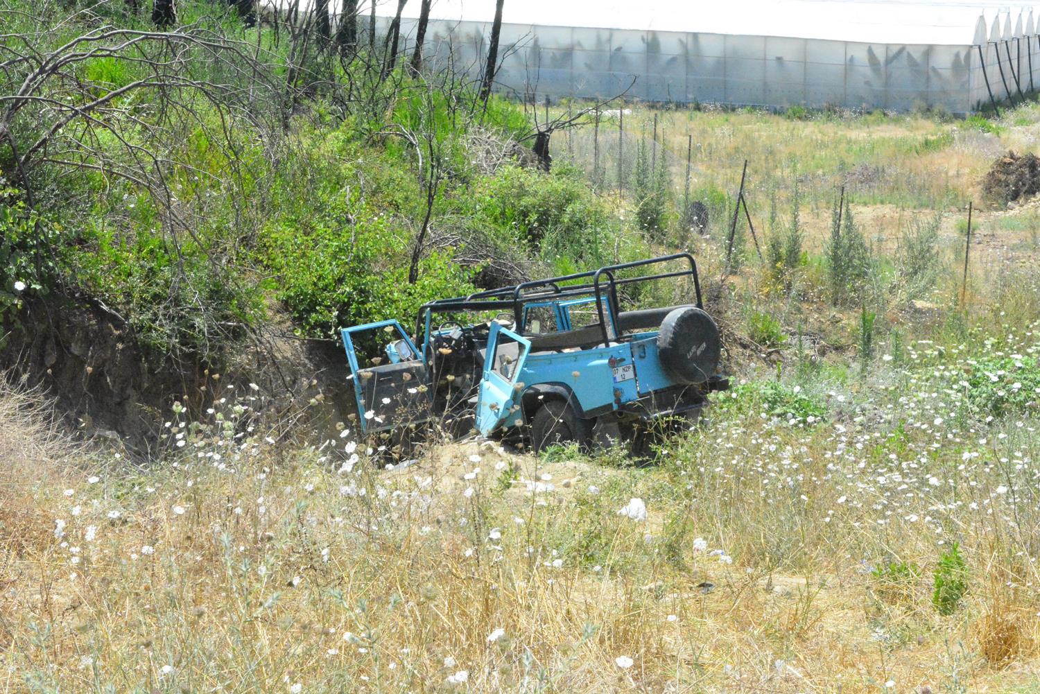 Turist ta��yan safari cip u�uruma yuvarland� 2 ki�i �ld�, 8 ki�i ise yaraland�