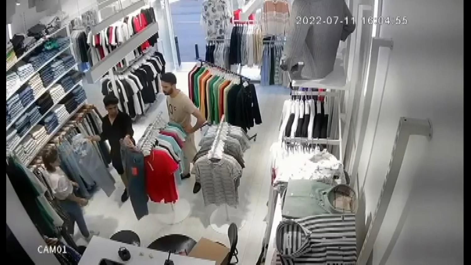 Bulduklar� kredi kart� ile 5 bin liral�k harcama yapt�lar