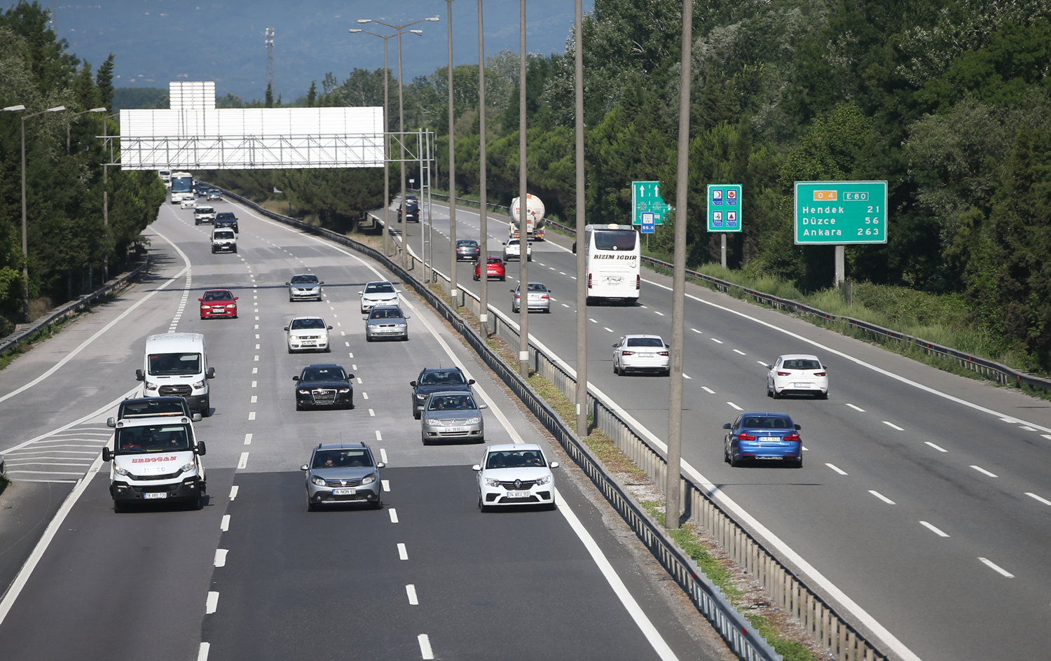 Tatilcilerin d�n��� devam ediyor