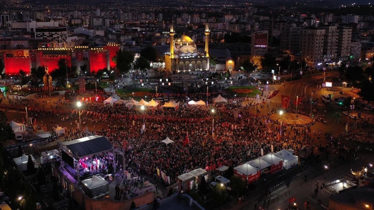 Trkiye tek yrek oldu! Milyonlar meydanlara akn etti