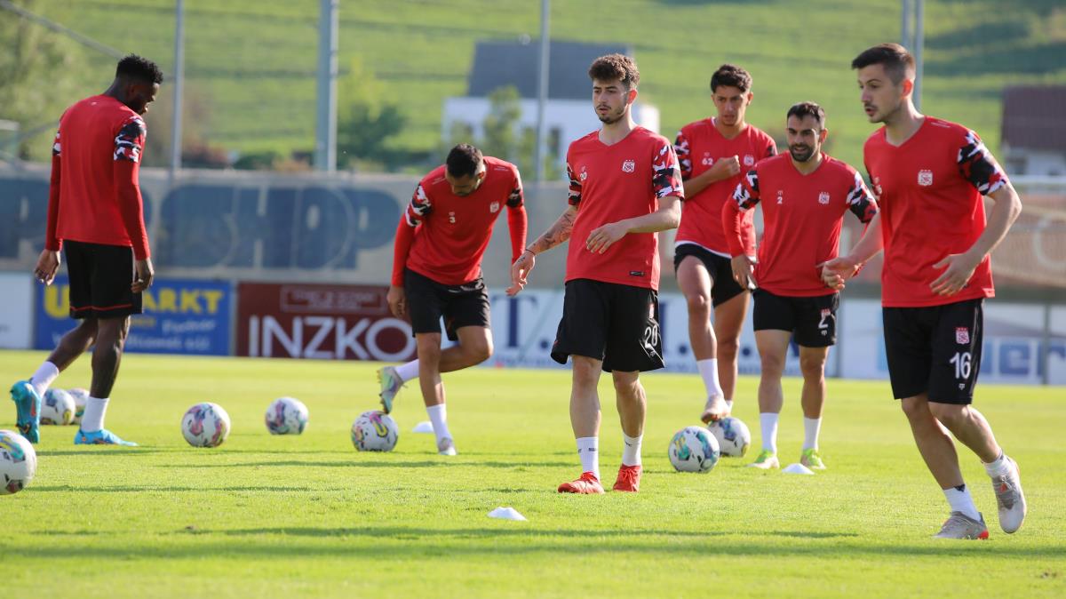 Sivasspor'da yeni sezon mesaisi devam ediyor