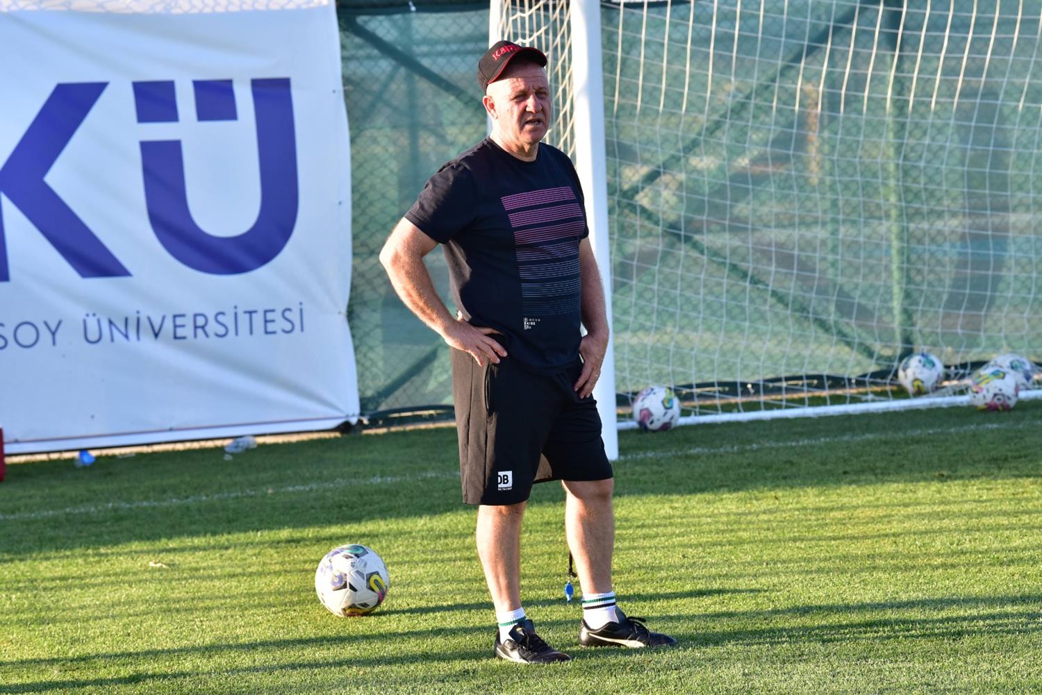 Mesut Bakkal futbolcular�n�n kamp performans�ndan memnun