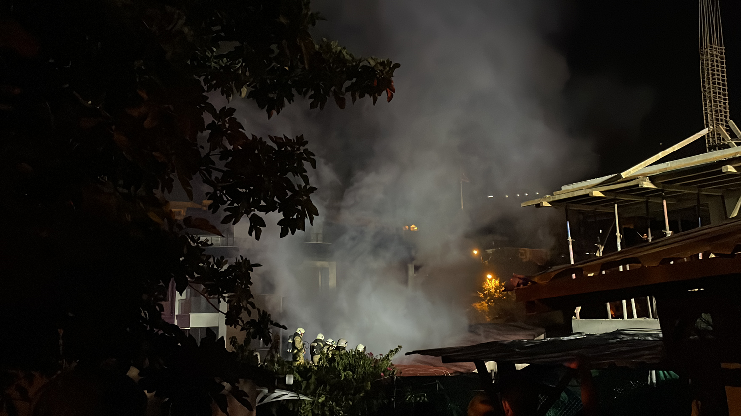 �sk�dar'da cami bah�esindeki a�a� devrildi