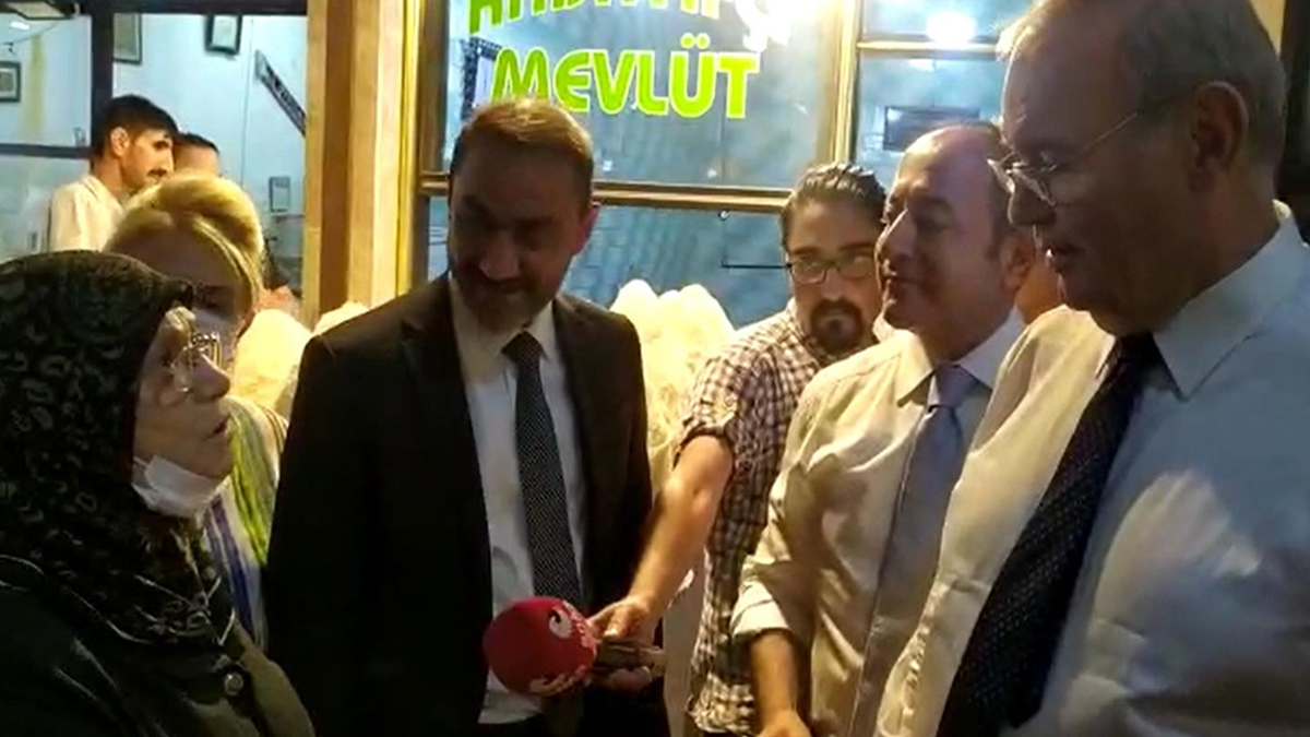 Vatanda�tan Faik �ztrak'a zor soru: Niye ortal��� birbirine kat�yorsunuz?