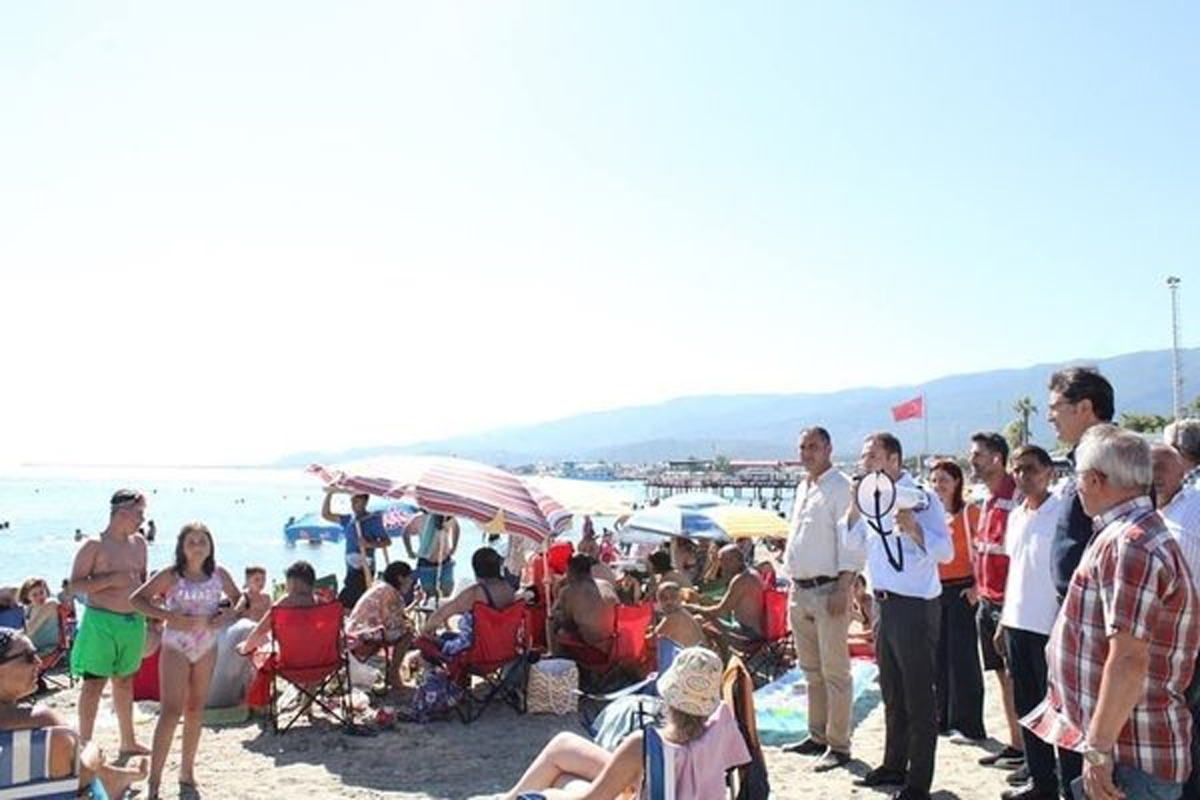 CHP'lilerin megafonla miting anonsuna tatilcilerden tepki